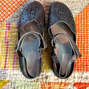 Naot Arataki sling back closed toe sandal, size 39, metallic pewter.